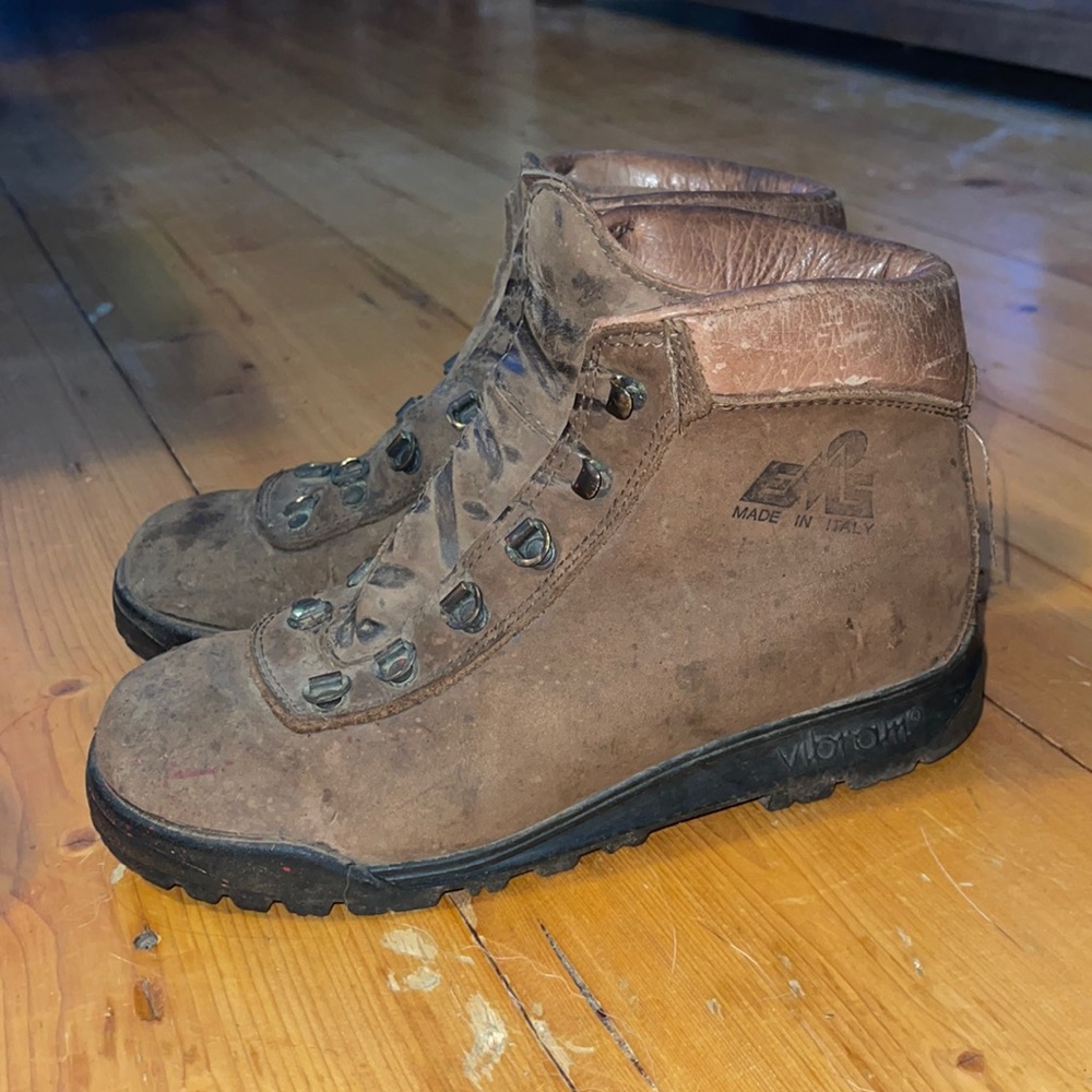 Practically vintage EMS x Vibram leather hiking boots. Ok condition.